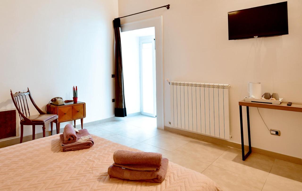 Di Affreschi E Volte Bed & Breakfast Наполи Екстериор снимка