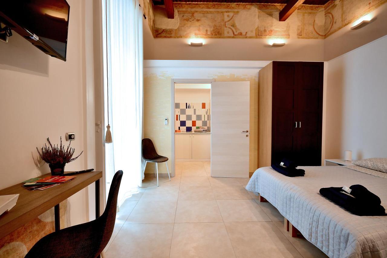 Di Affreschi E Volte Bed & Breakfast Наполи Екстериор снимка